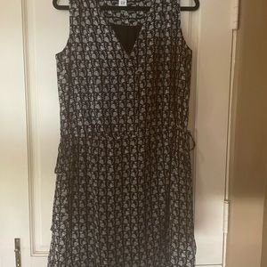 Gap Dress Size Small. Too knee. Side pulls in to your shape